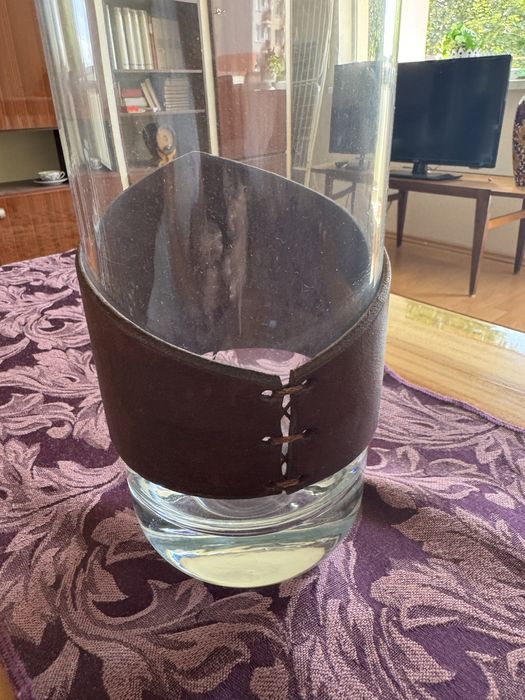 Wazon z elementem skóry