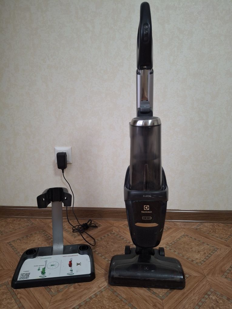 Аккумуляторный пылесос швабра Electrolux PF9