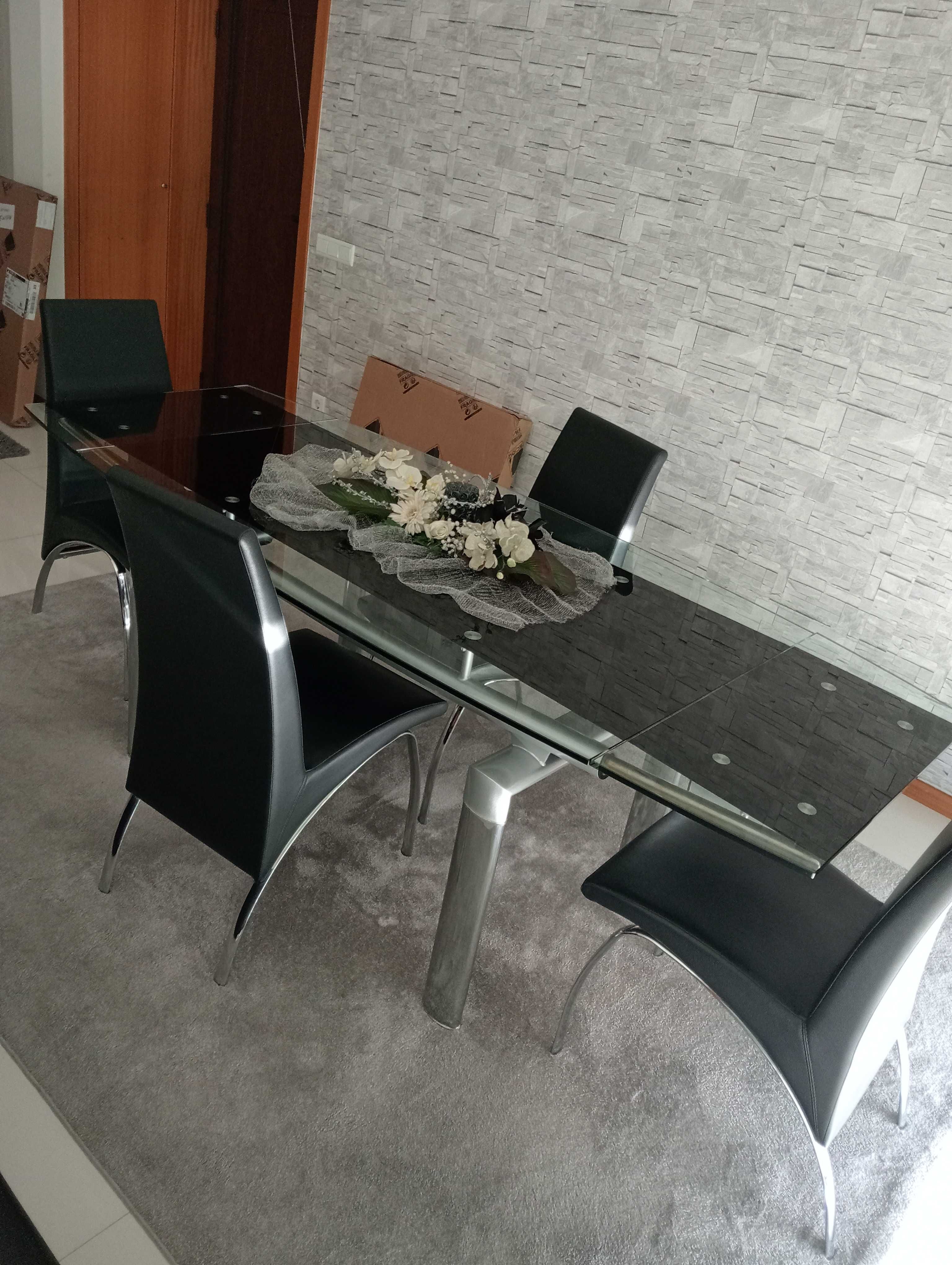 Mesa extensível com 4 cadeiras