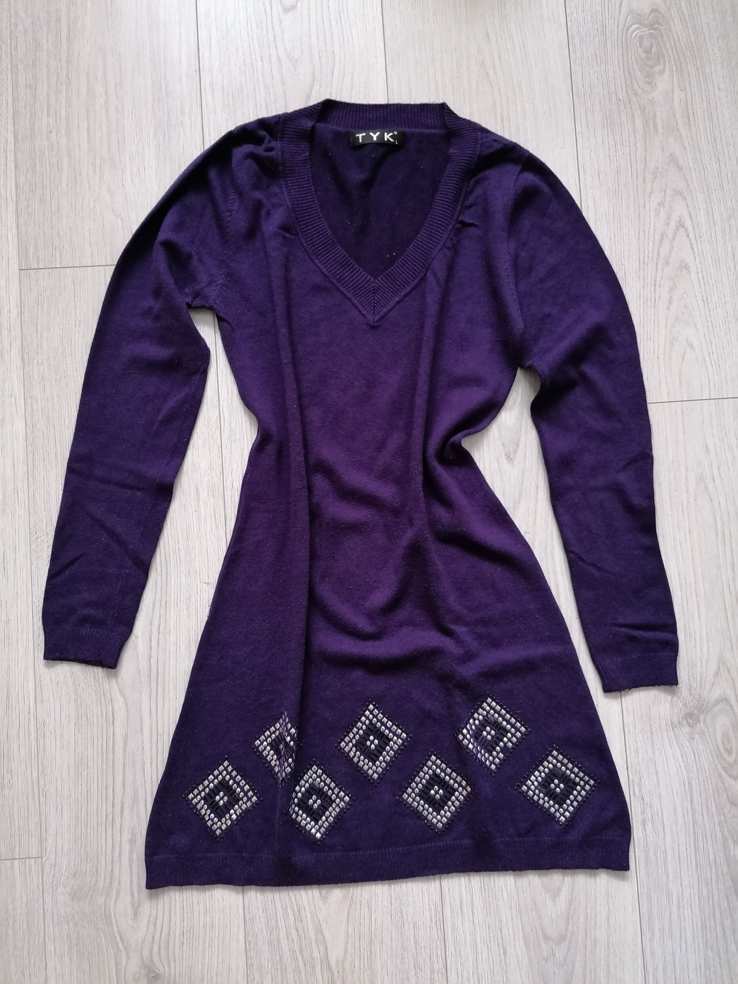 Krótka sukienka sweterek w śliwkowym kolorze