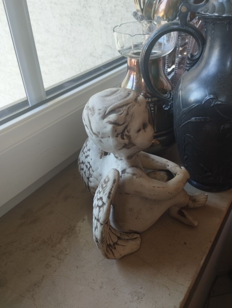 Stary ceramiczny aniołek ceramiczny przecierany na brąz vintage