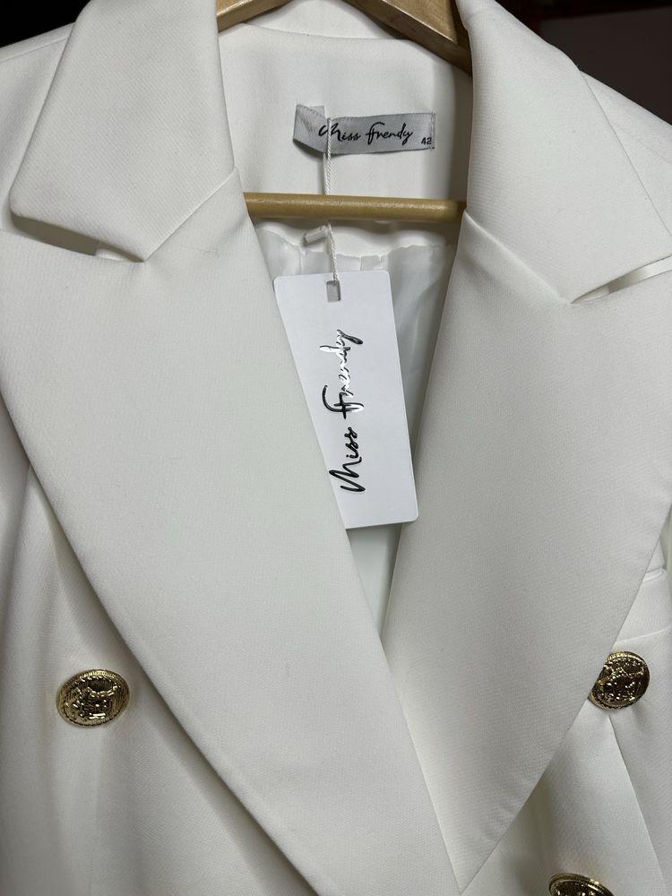 Белый пиджак с золотыми пуговицами под Balmain