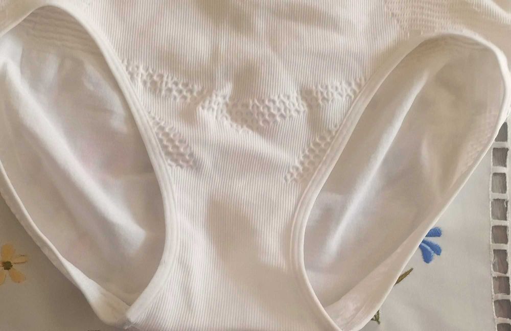 Wyszczuplające bezszwowe  białe majtki marki STV roz. M