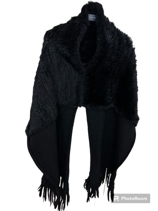 Estola preta de pêlo e lã