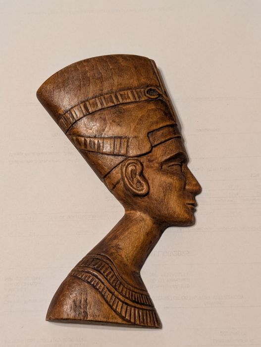 Drewniana rzeźba popiersia Nefertiti