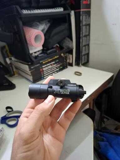 Latarka taktyczna do szyny 20 mm.