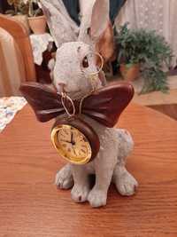 Figurka królik z zegarkiem.