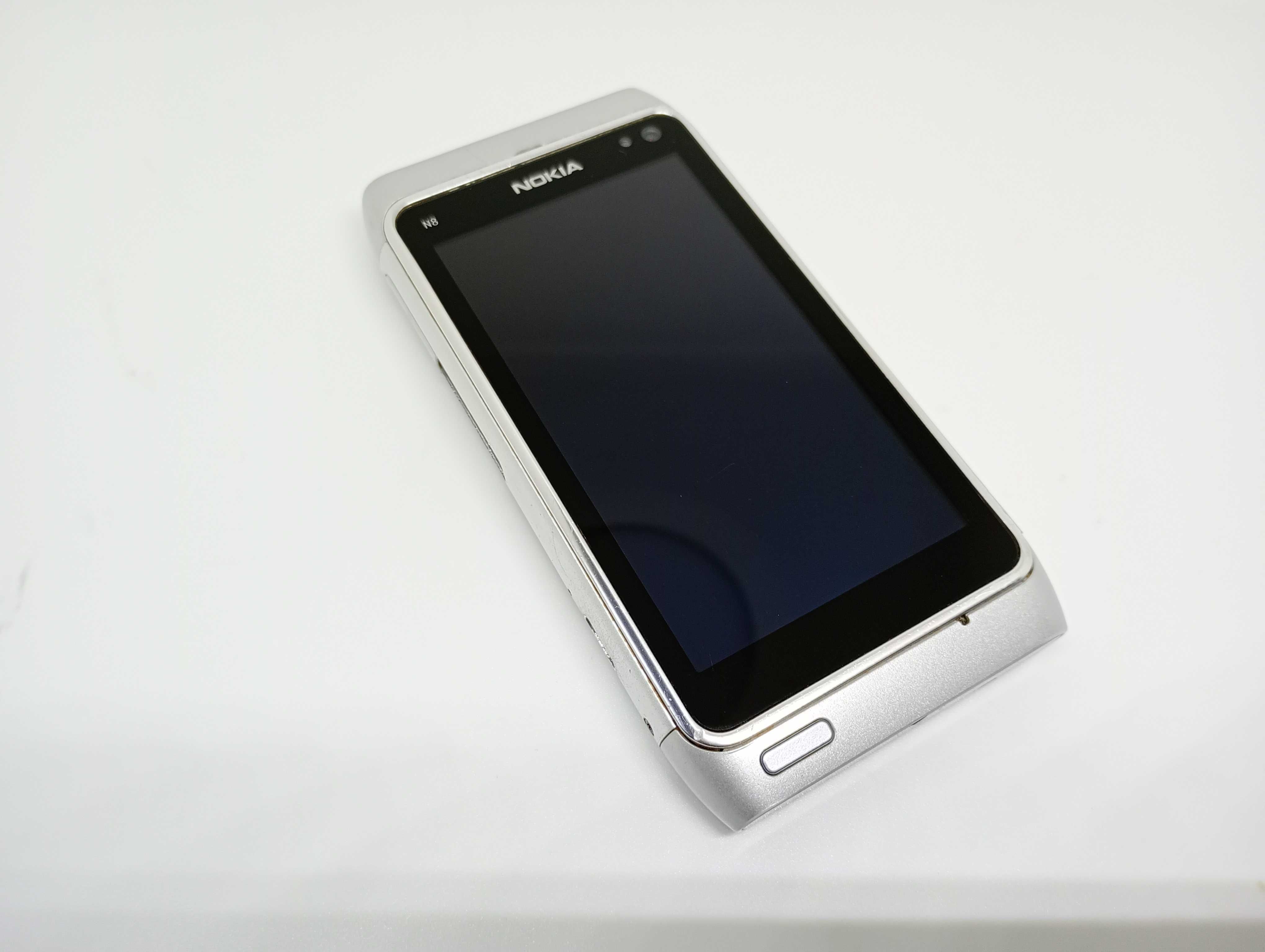 Srebrna Nokia N8 (Transmiter FM, Symbian Belle, Optyka Carl Zeiss)