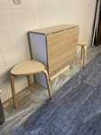 Mesa extensível e de facil arrumacão + 2 bancos