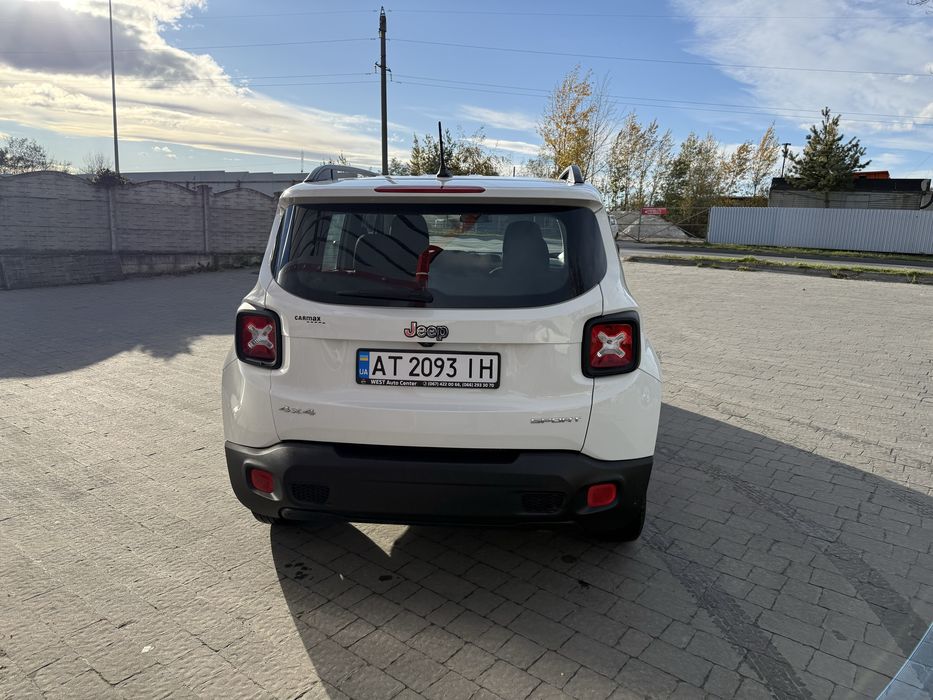 Білий Jeep Renegade Sport 2016 року