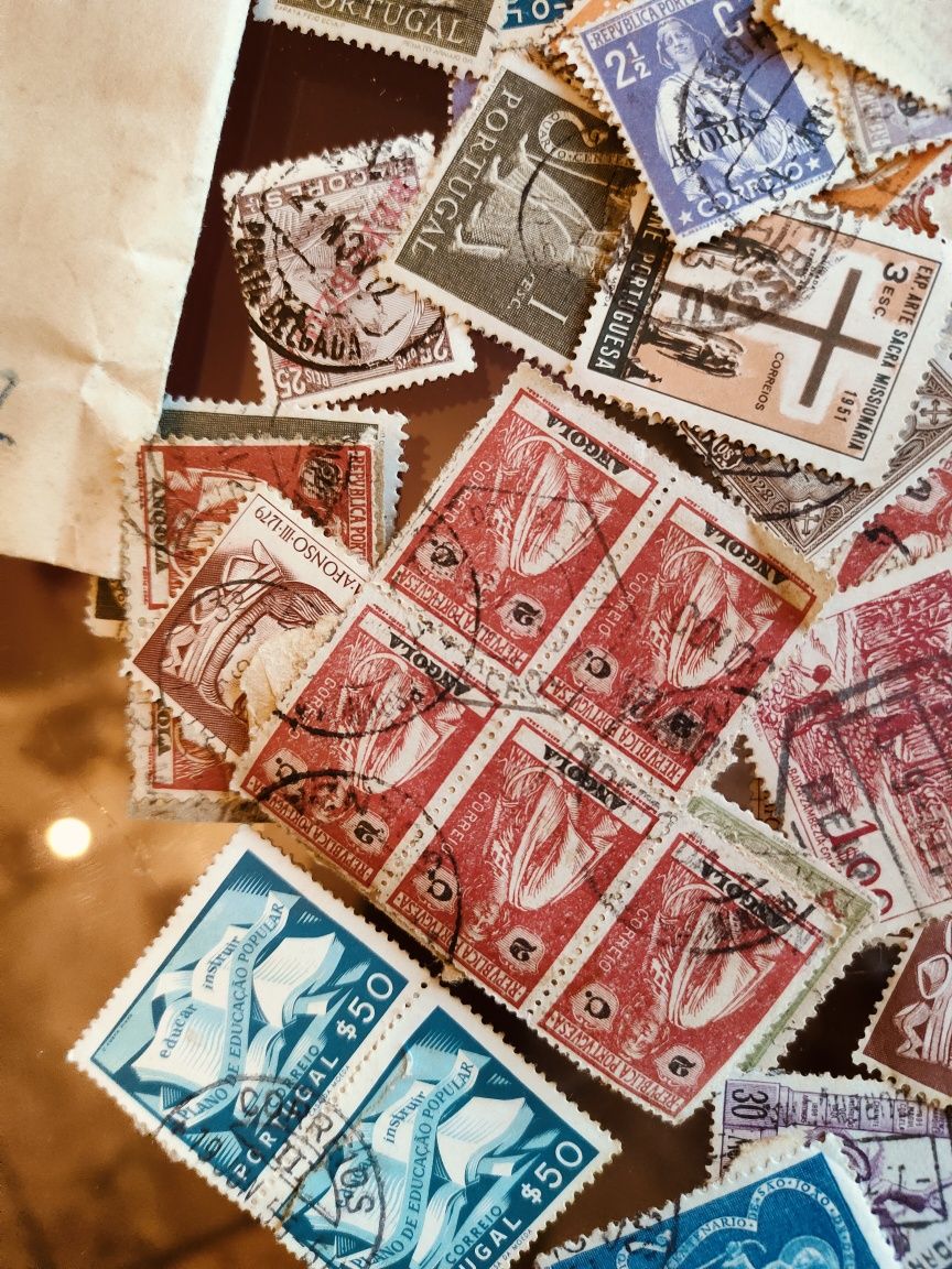 Centenas de selos indiferenciados