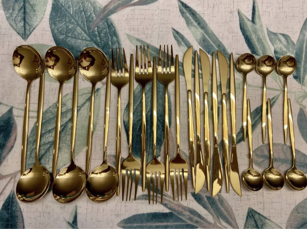 Золотистые столовые приборы нож вилка ложка декор посуда
