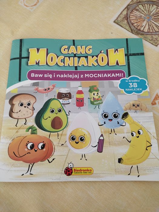 Książeczka Mocniaki z naklejkami i zadaniami, malowanka