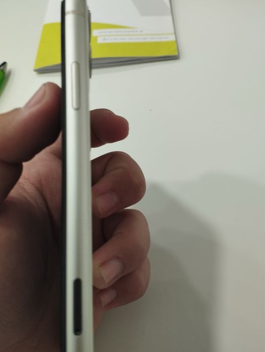 Iphone em bom estado apenas com um fratura na trazeira