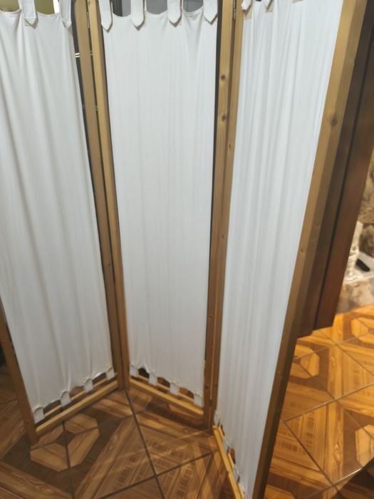 Biombo em bom estado com as cortinas 15€