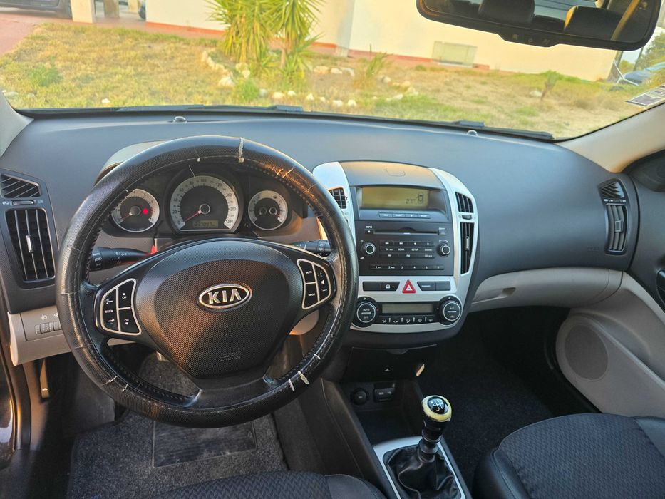 Kia Ceed 1.4 110cv em perfeitas condições com possibilidade garantia
