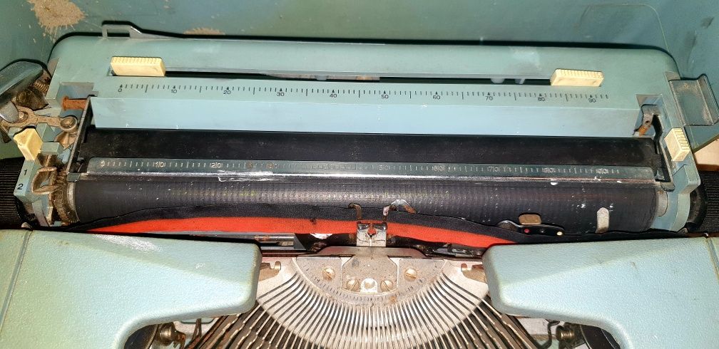 Máquina de escrever antiga com mais de 20 anos