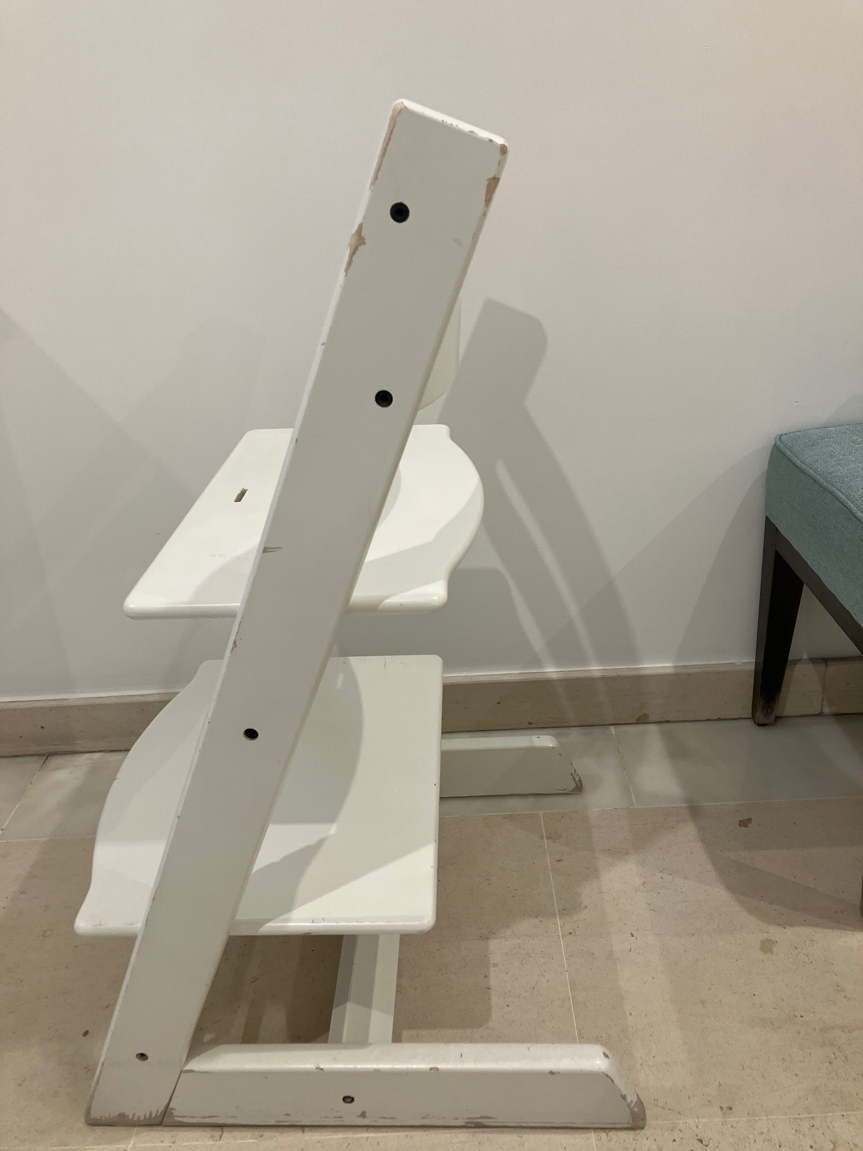 Cadeira stokke infantil branca, em madeira.