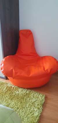 Puff formato cadeira, laranja