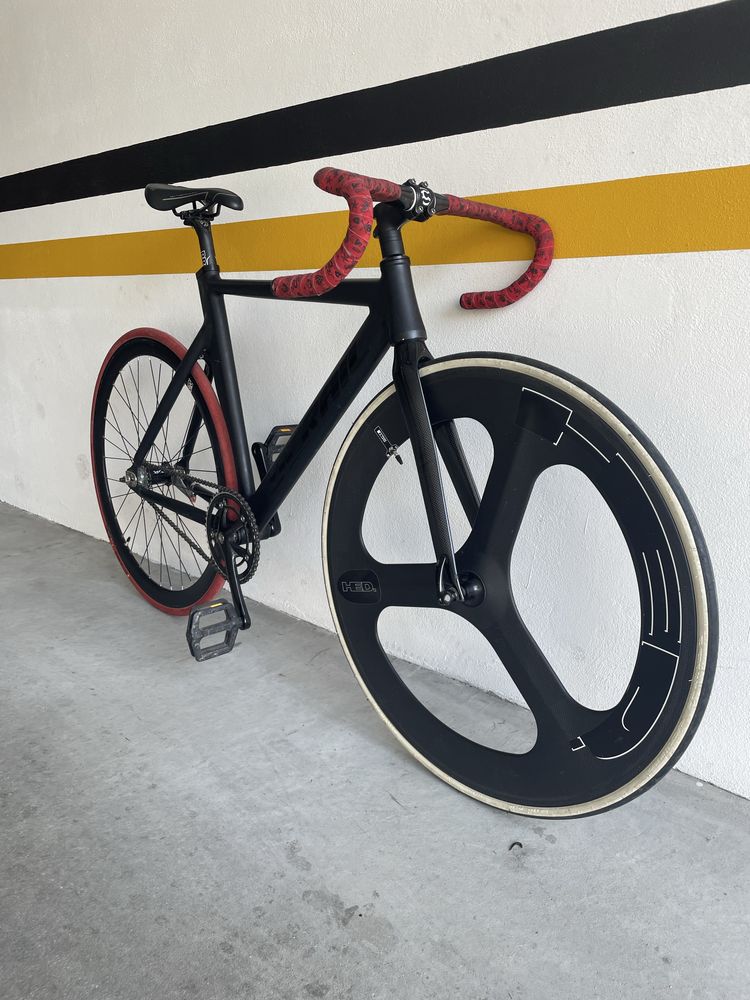 Bicicleta fixie (fixedgear/contra-pedal), com roda carbono HED 3 preta