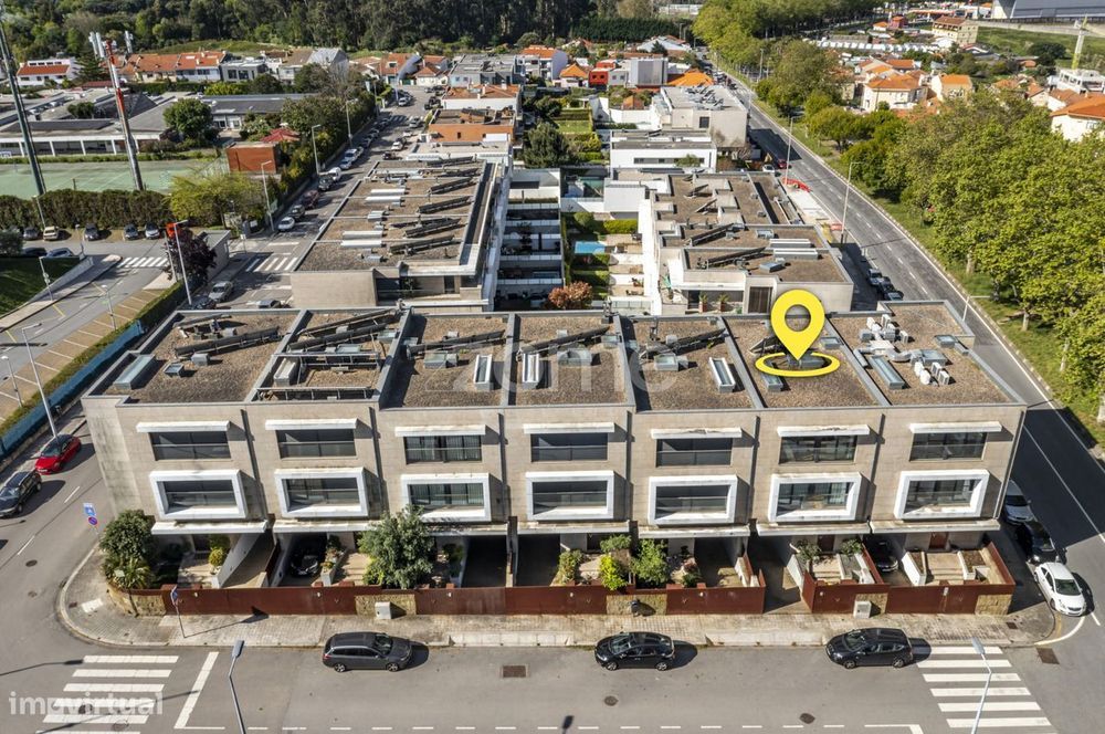 Moradia T4 com piscina, 2 terraços e ascensor junto à CUF, Porto