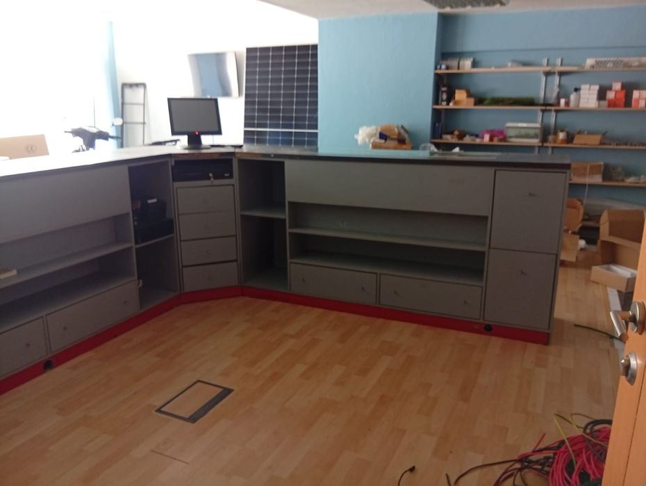 Balcão + expositor + computador + caixa + monitor touch