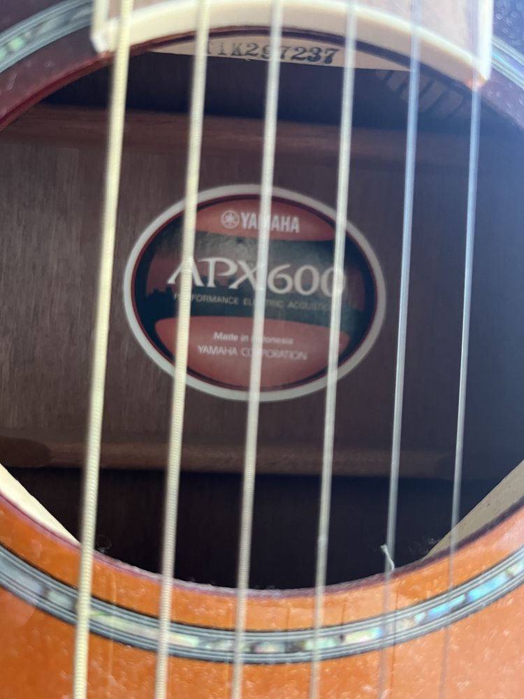 Guitarra semi acústica Yamaha APX 600 Sunburst