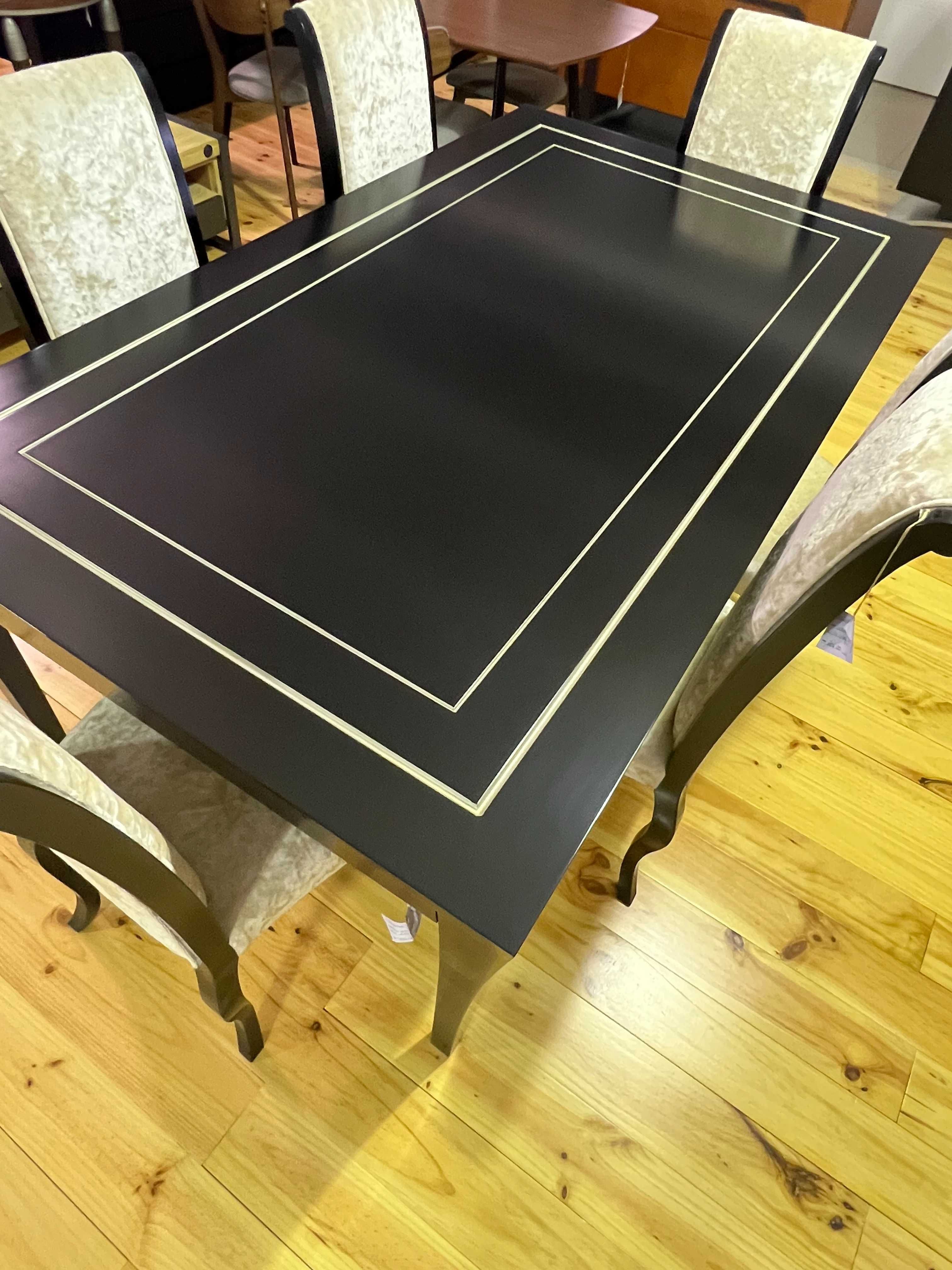 Conjunto mesa de jantar preta e cadeiras creme com estofo - Cozinha