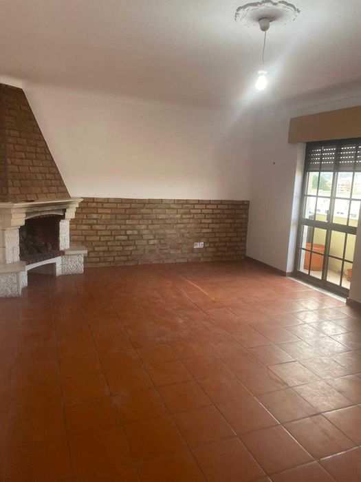 Arrenda-se apartamento 4 assoalhadas, próximo do Hospital de Setúbal