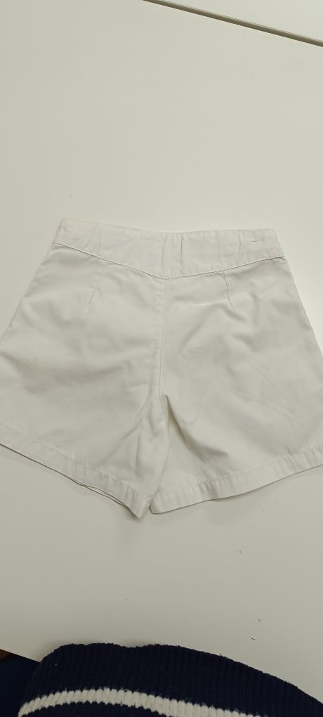 Calções brancos para menina , usados. Para 3/4 anos