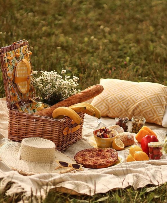 Zestaw piknikowy w wiklinowym koszu + tekstylia