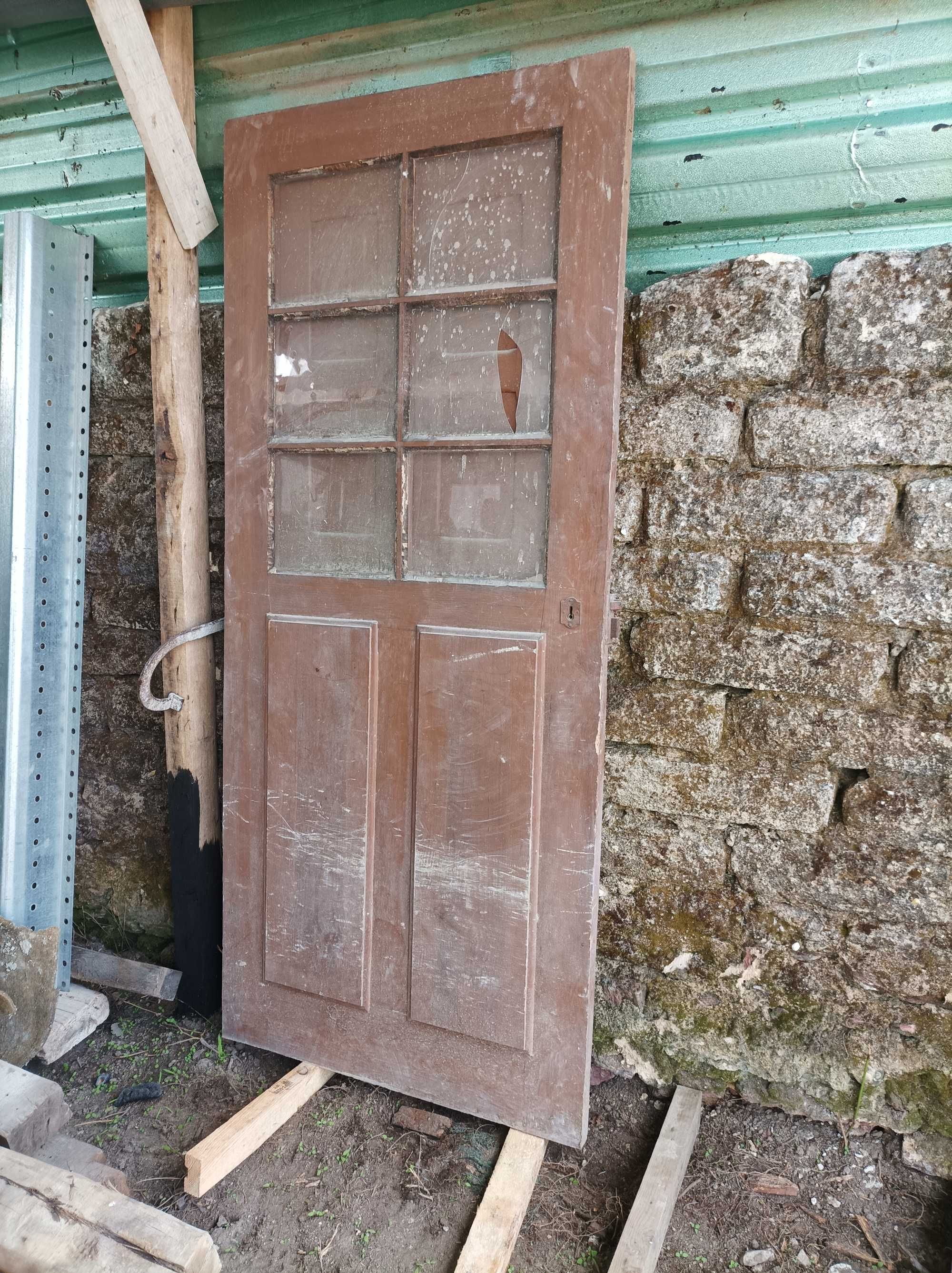 Porta antiga, exterior em madeira