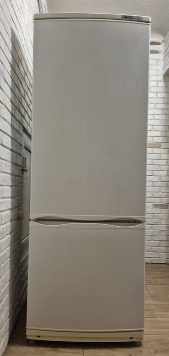 Холодильник б/у Атлант 2-х камерный морозилка внизу отличное состояни