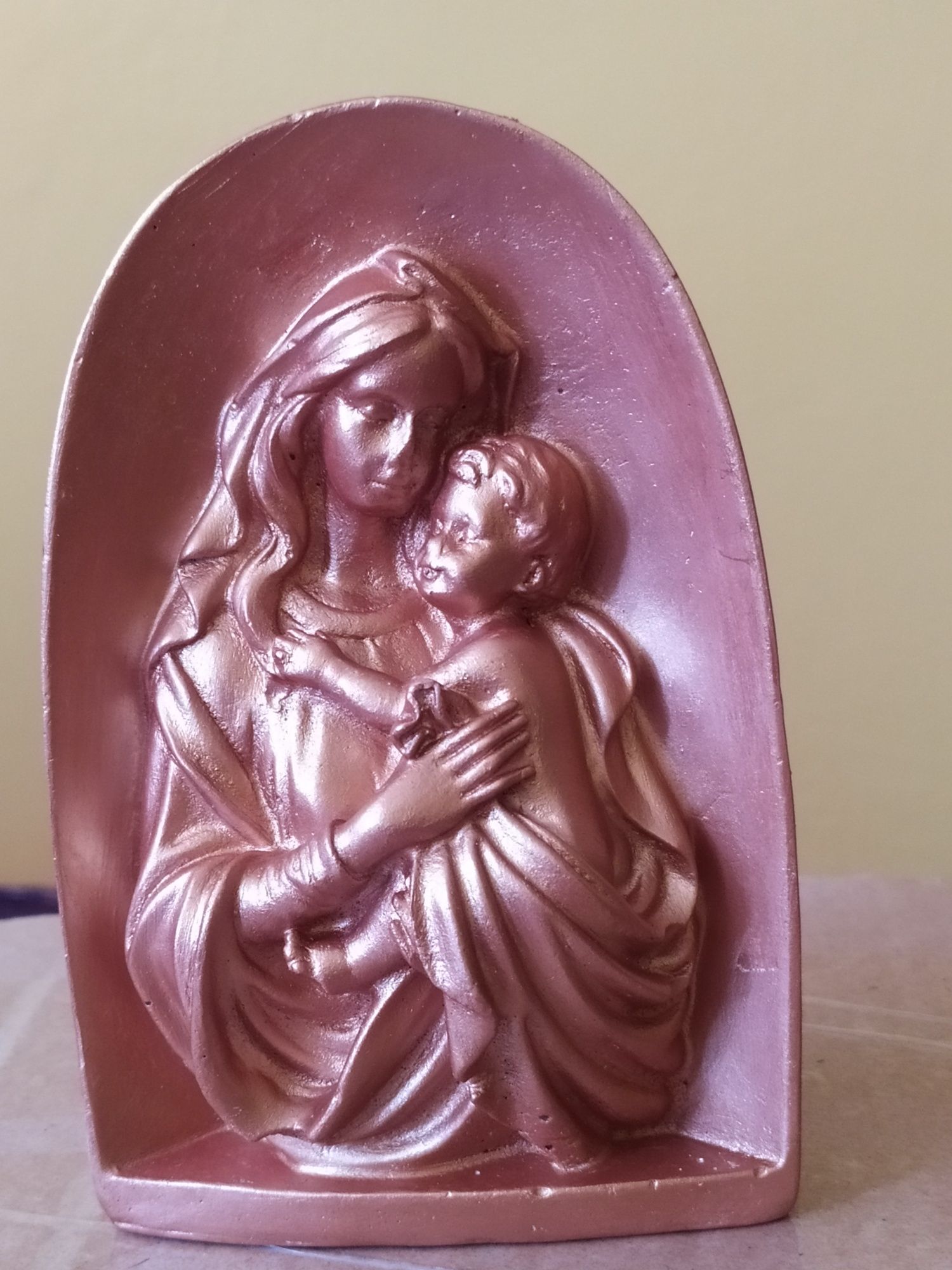 Kapliczka Maryja z Dzieciątkiem z gipsu kolor miedziany