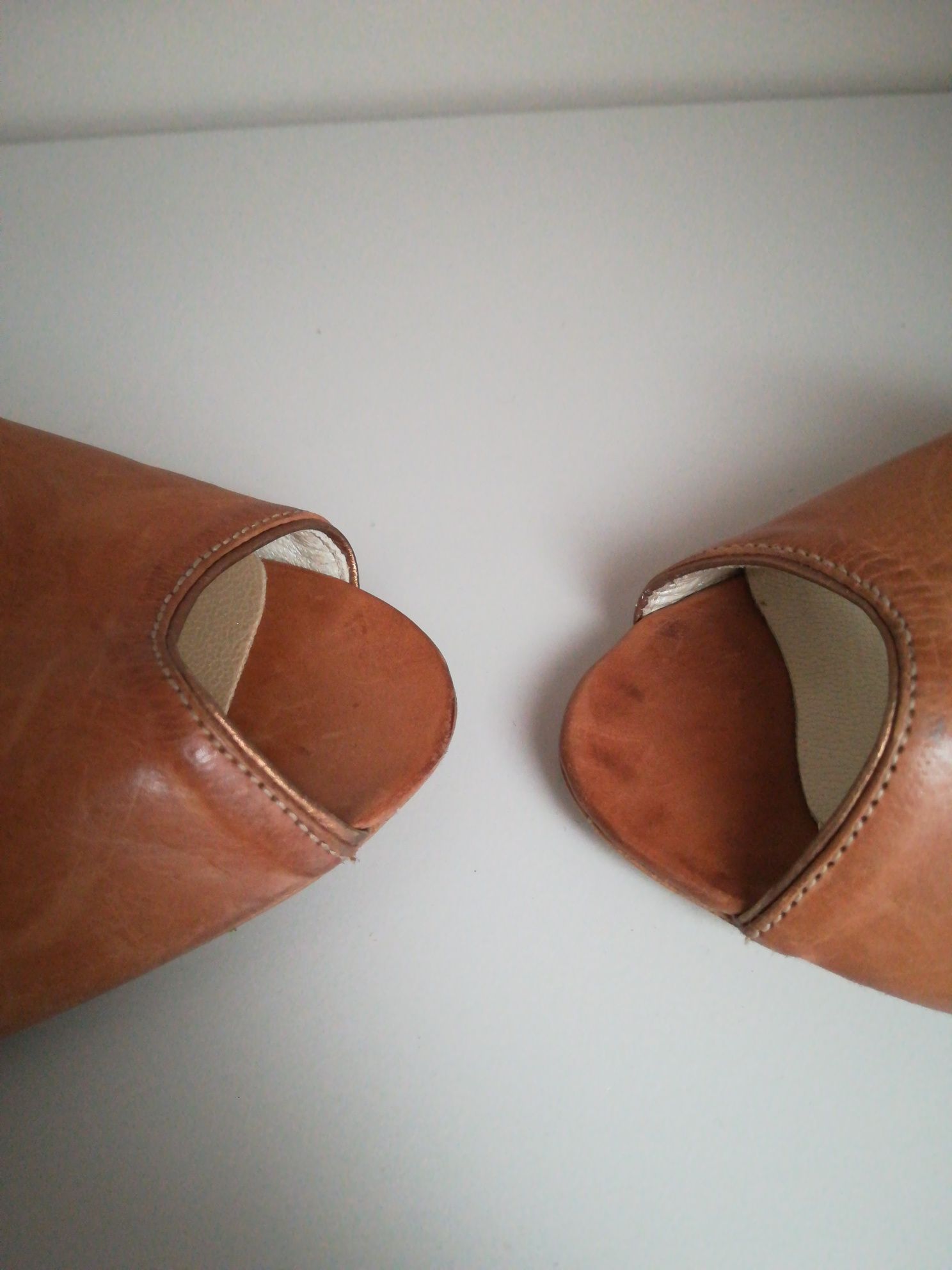 Brązowe buty szpilki