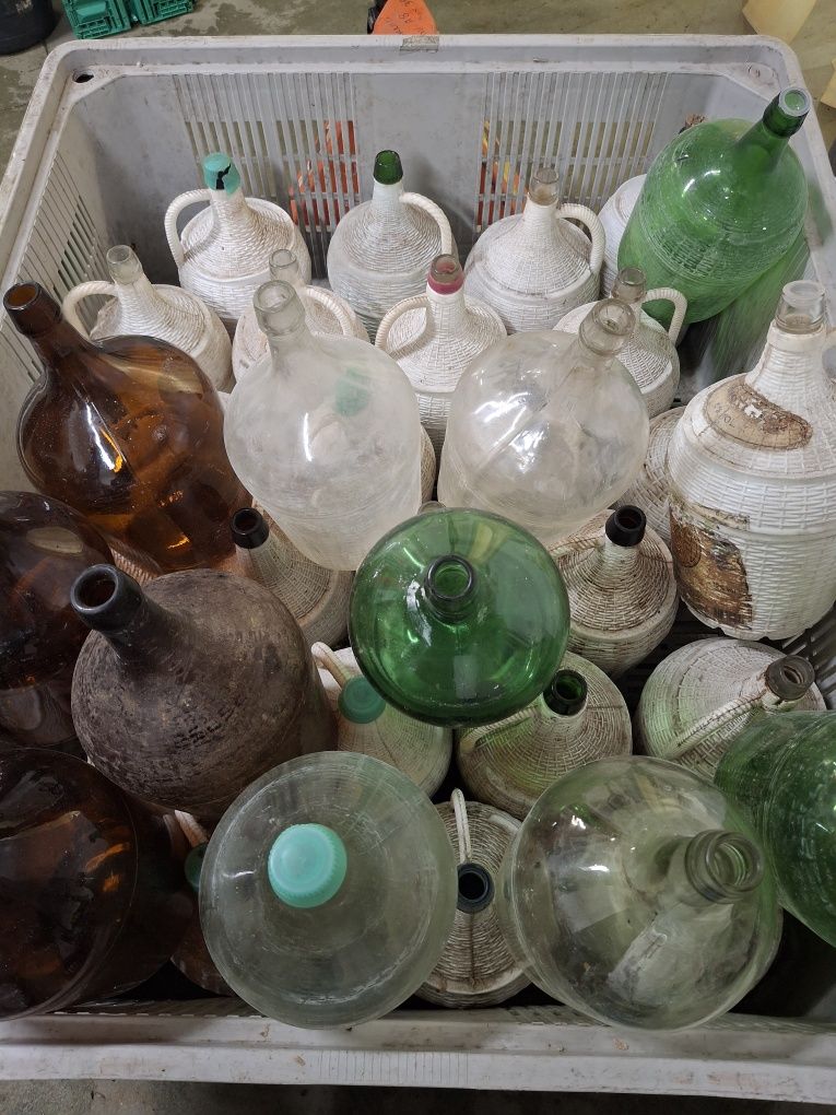 Vendo garrafões de vidro revestidos 5L