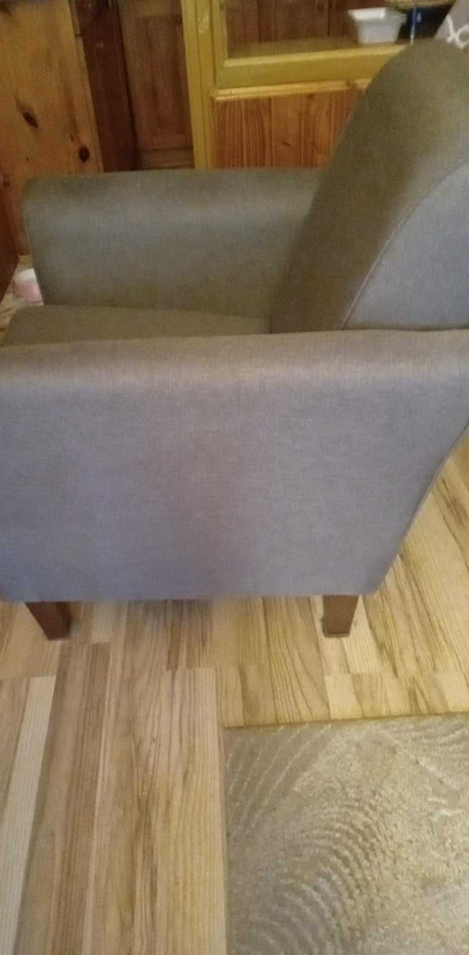 Fotel na drewnianych nóżkach