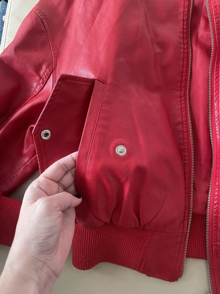 Червоний бомбер куртка