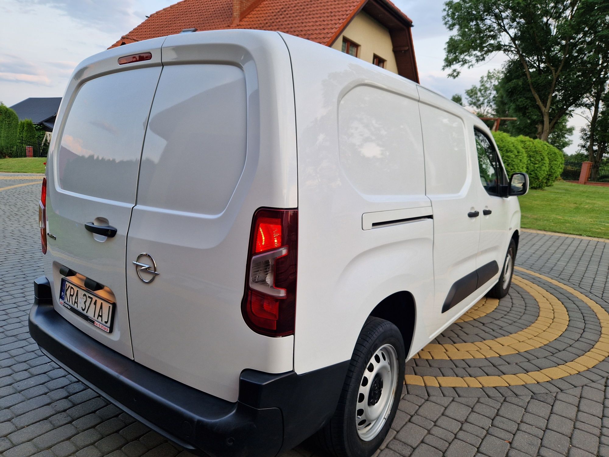 Wynajem busa Opel Combo maxi 3osoby smart cargo