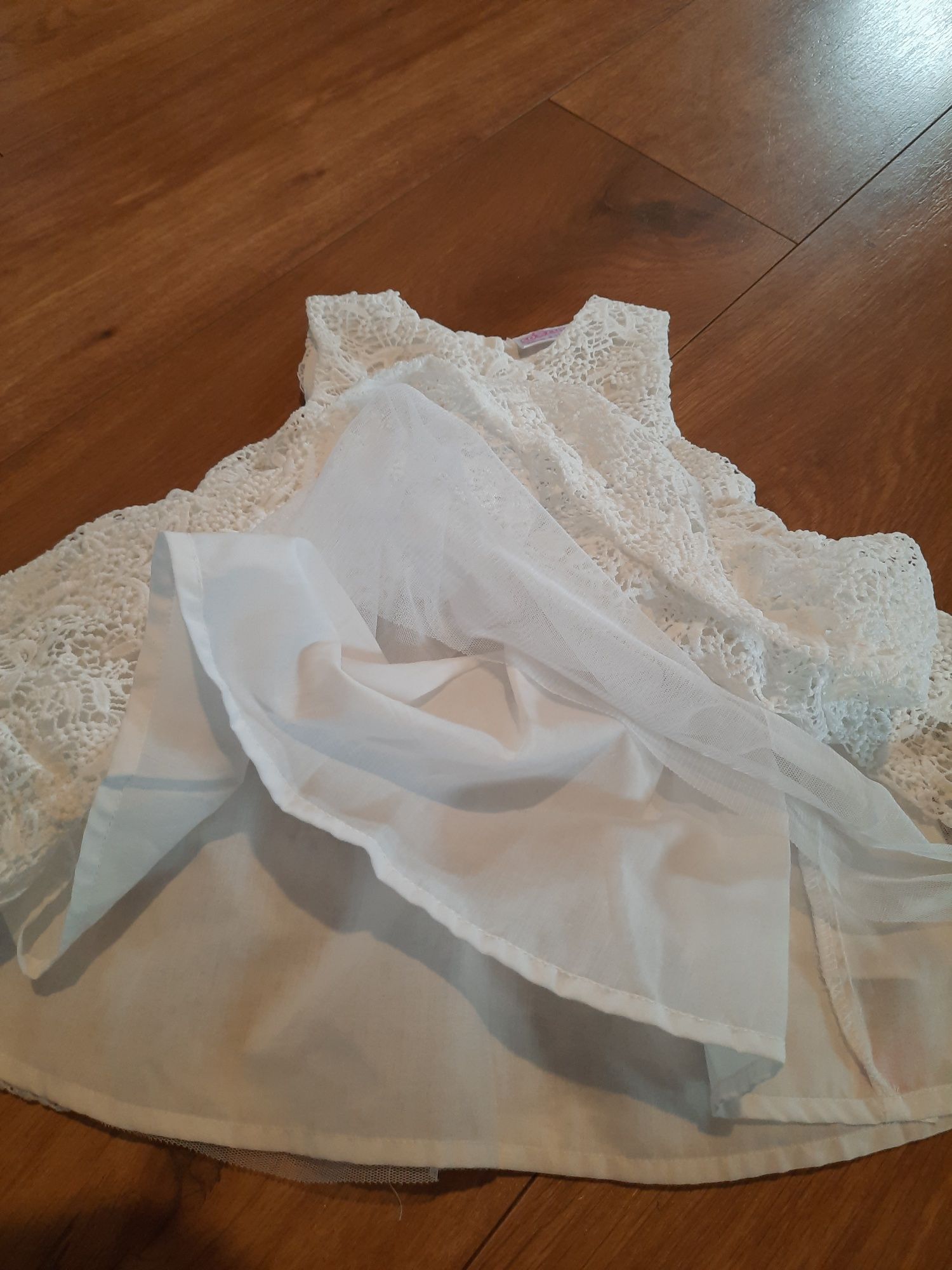 Biała sukienka koronkowa r.80