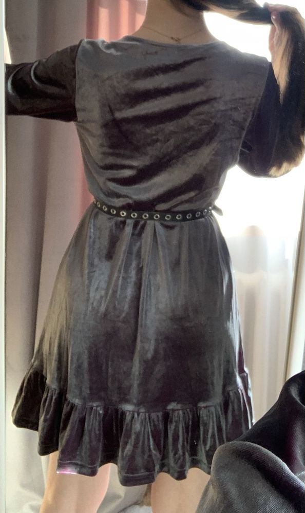 Sukienka z dekoltem v fioletowo srebrna z falbanką rozkloszowana diver
