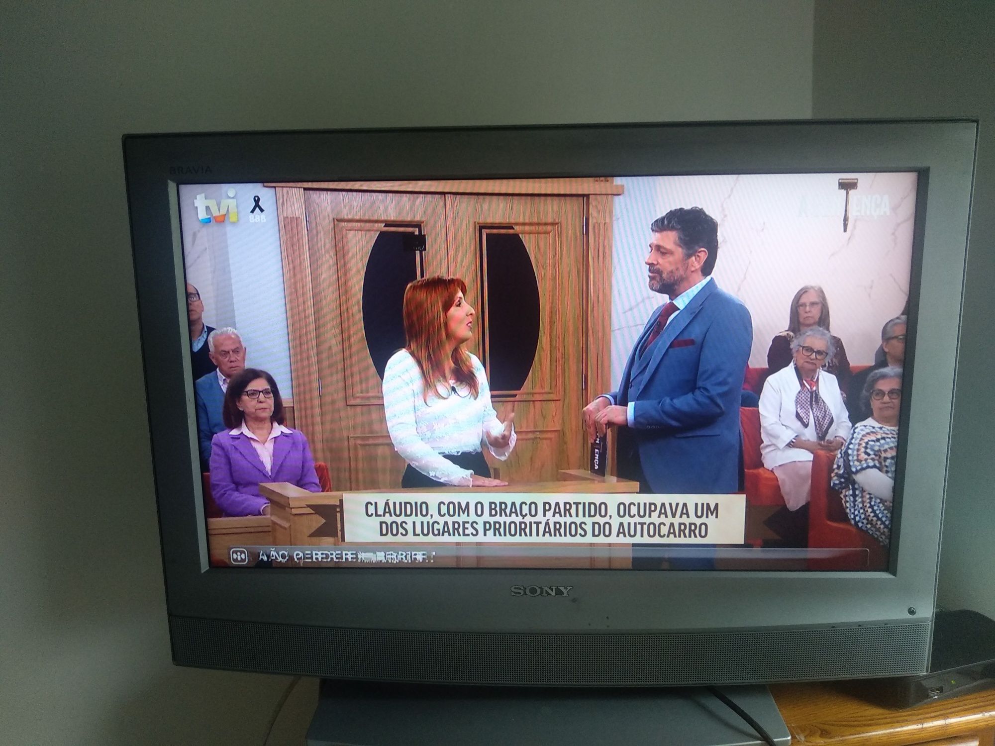 Televisão sony cinzenta
