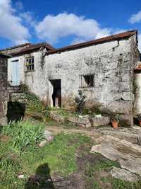 Terreno e casa antiga para reconstruir em Souselo, Cinfães.