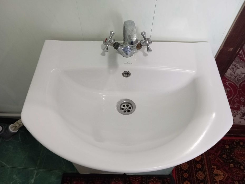 умивальник з тумбою та краном