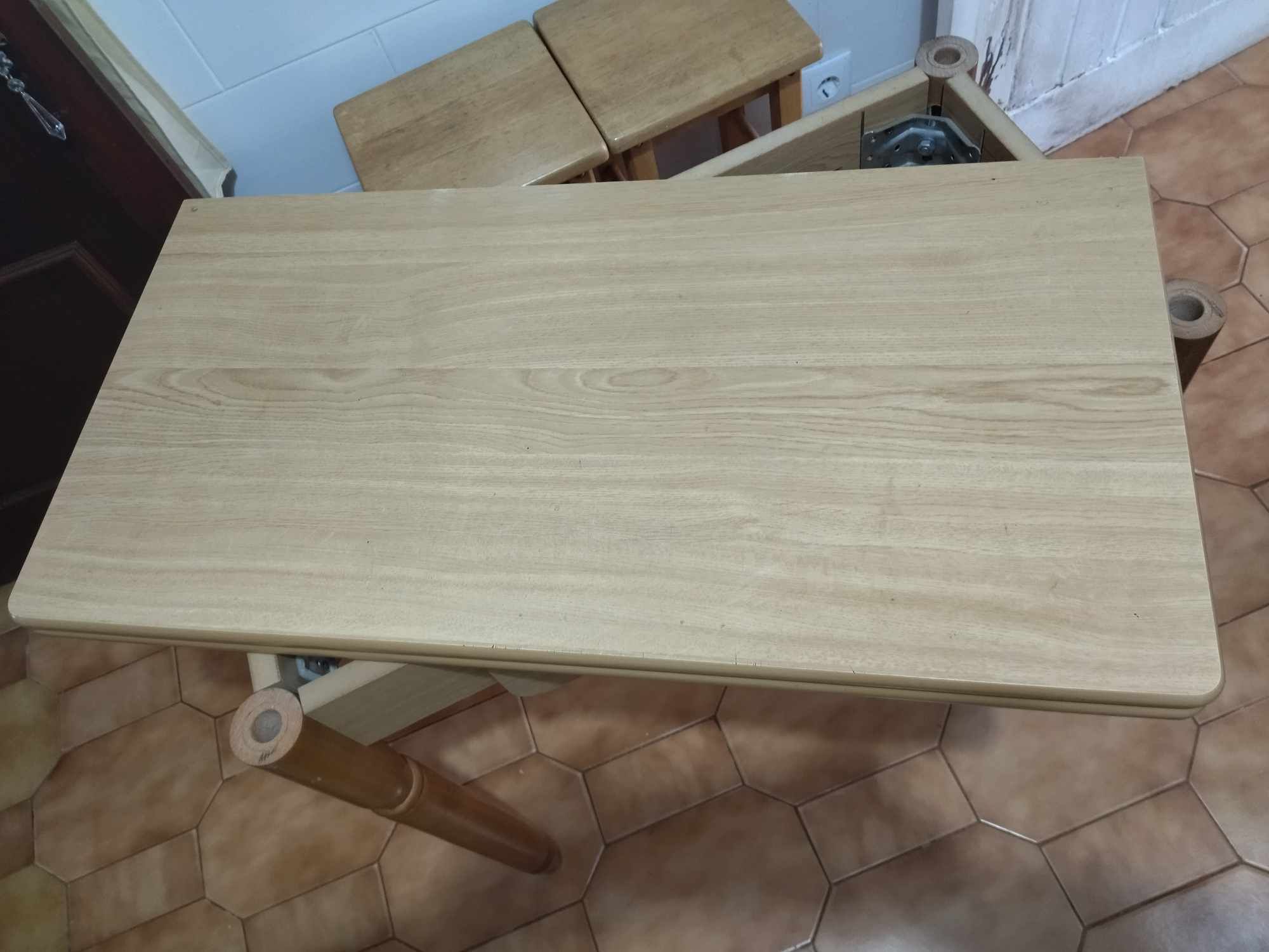 Mesa extensível com gaveta e 2 cadeiras