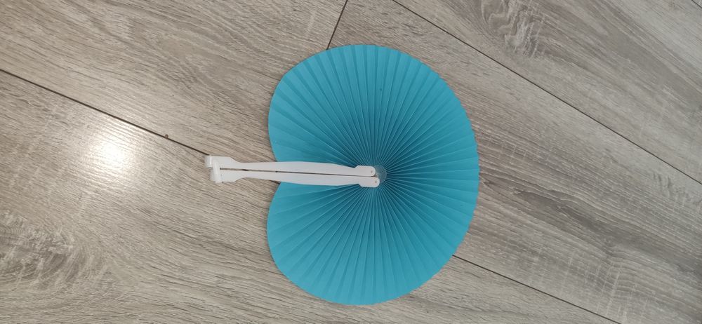 Niebieski wachlarz papierowy