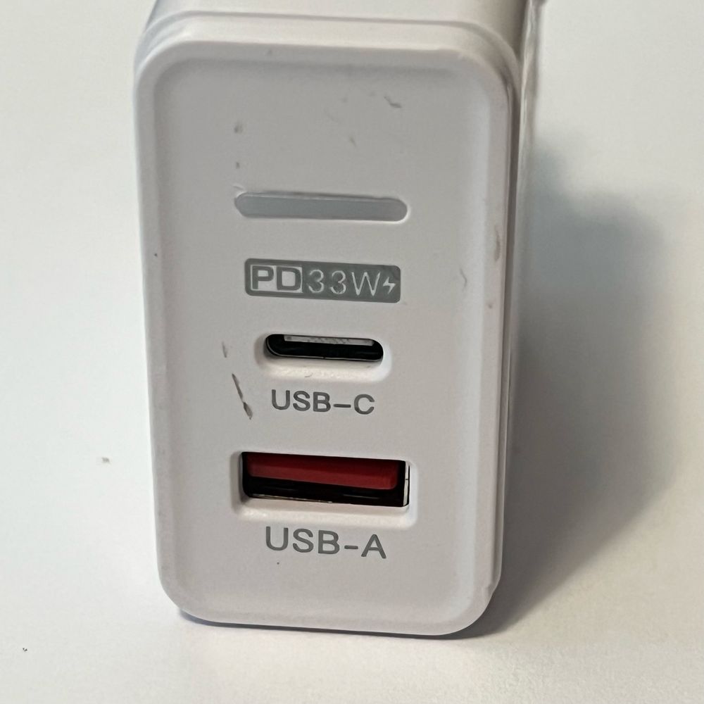 Ładowarka sieciowa biała porty USB i USB-C
