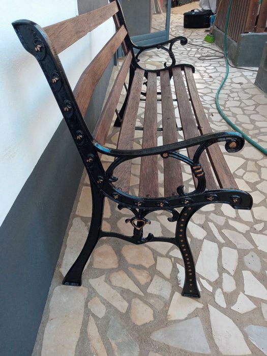 Lindo banco de jardim restaurado