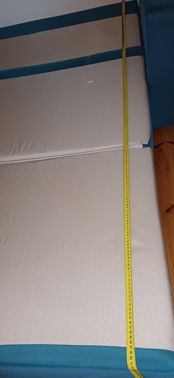 Turkusowa sofa z funkcją spania i pojemnikiem na pościel