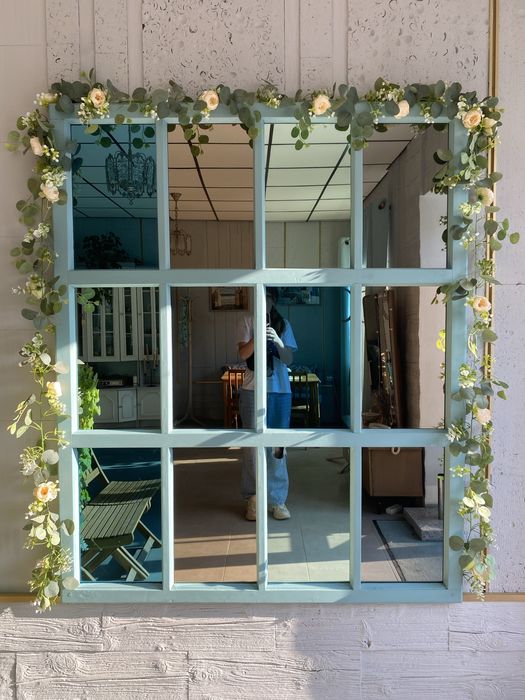 Деревʼяна рама з кольоровими дзеркалами